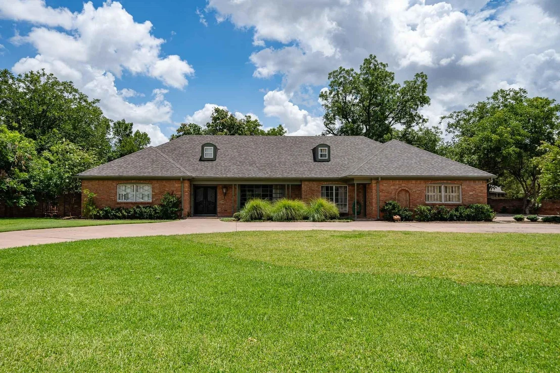 Photo of 1825 Elmwood Drive