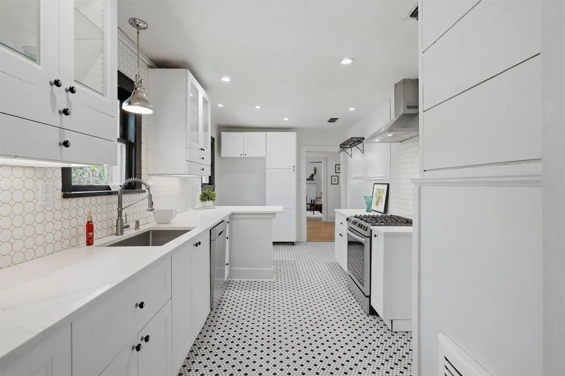 Photo of 704 Forrest Avenue