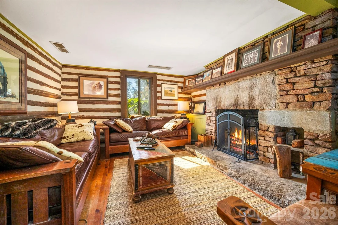 Photo of 936 Golden Road