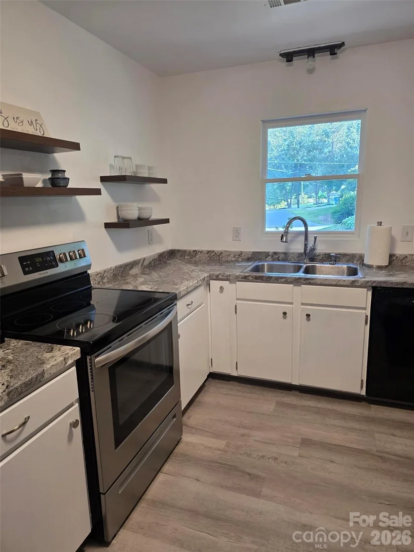 Photo of 1190 Landsdowne Drive