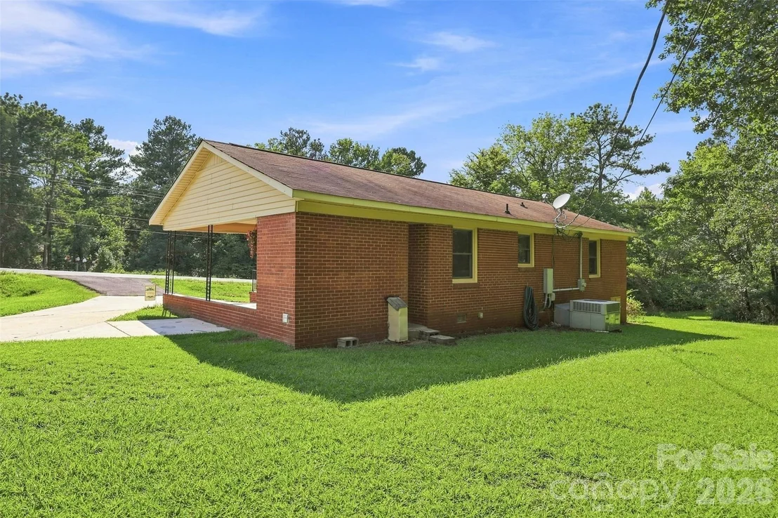 Photo of 728 Center Road