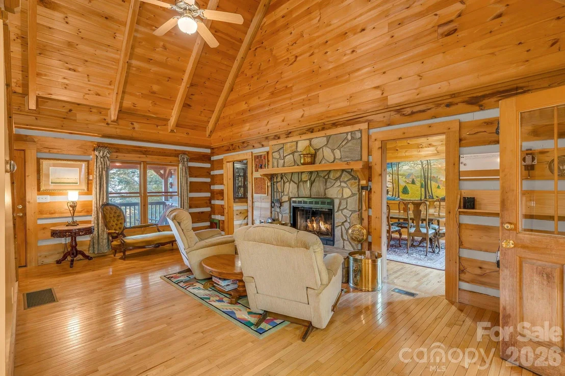 Photo of 525 Schoolhouse Ridge