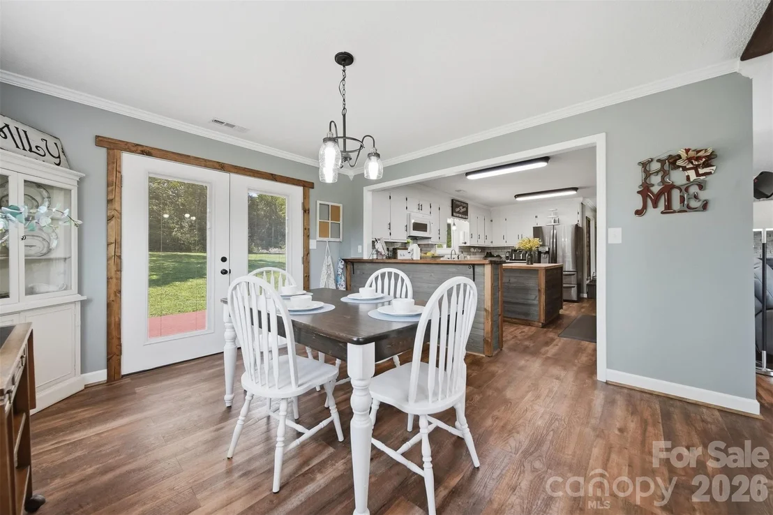 Photo of 2411 Robertson Lane