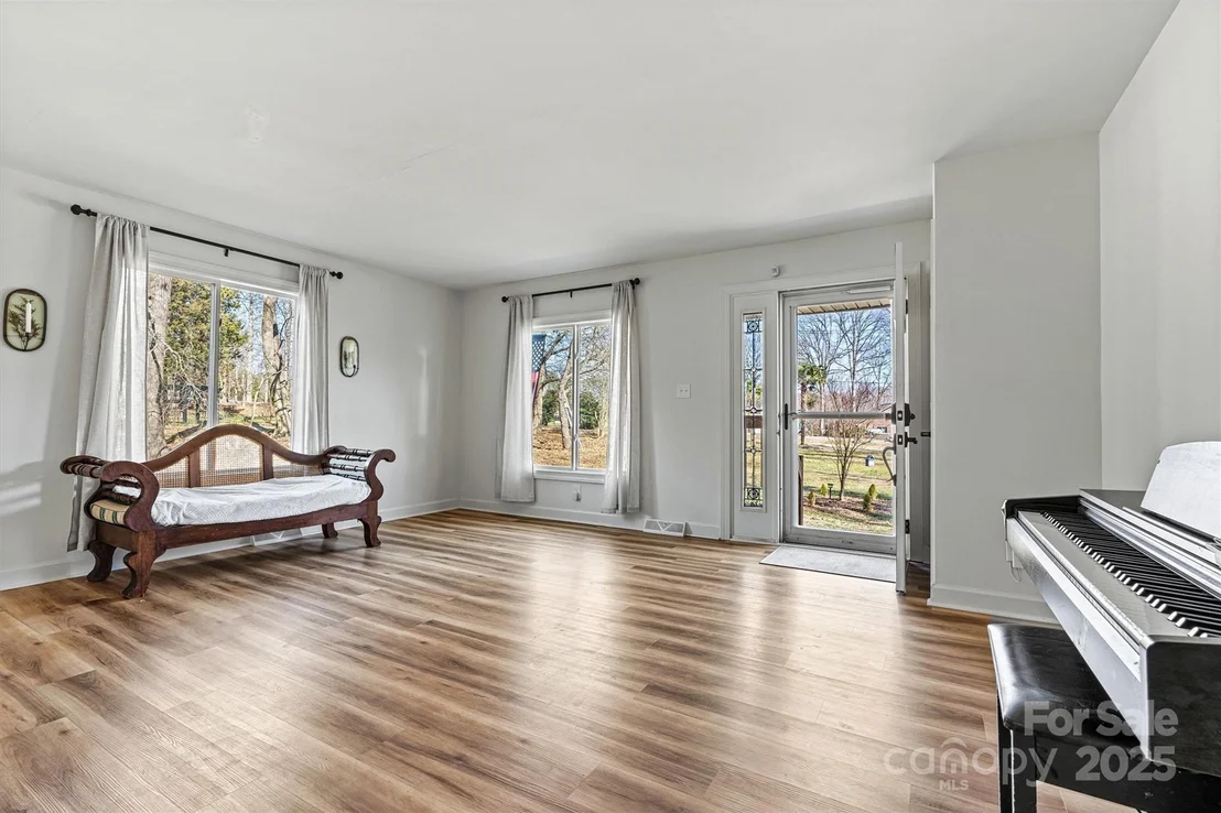 Photo of 3995 Burton Lane