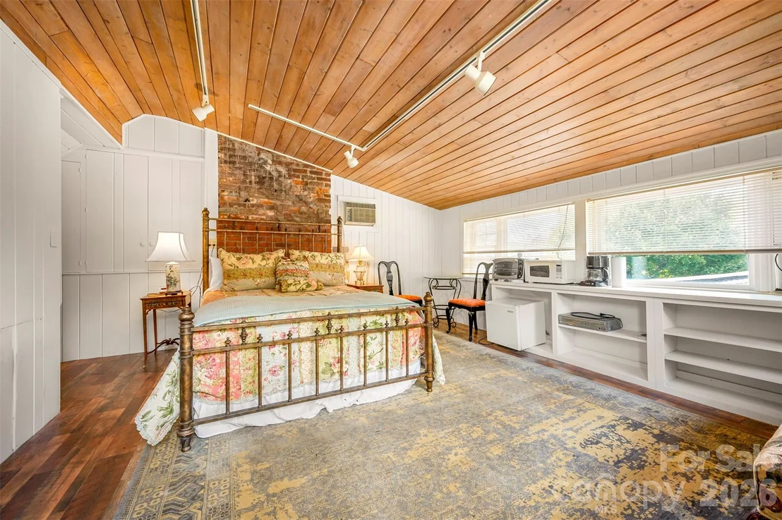 Photo of 936 Golden Road
