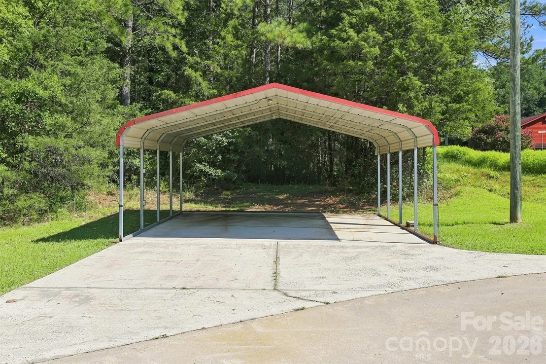 Photo of 728 Center Road
