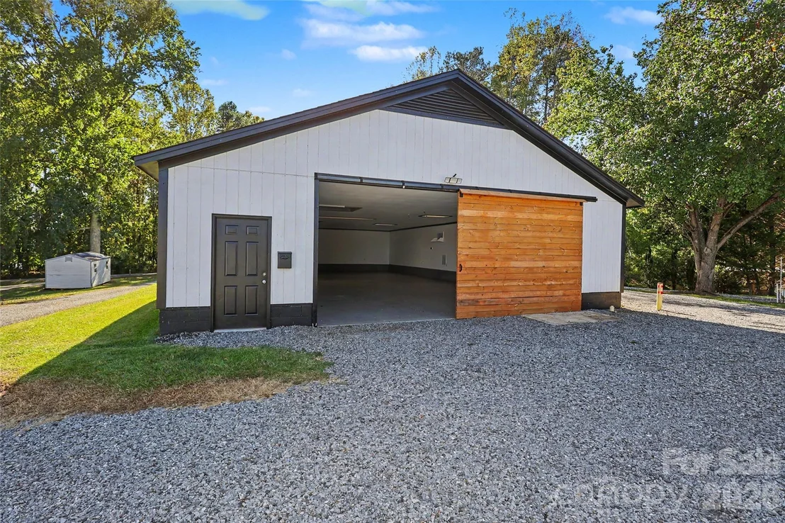 Photo of 3121 Lakeside Circle