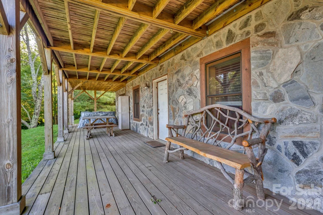Photo of 525 Schoolhouse Ridge
