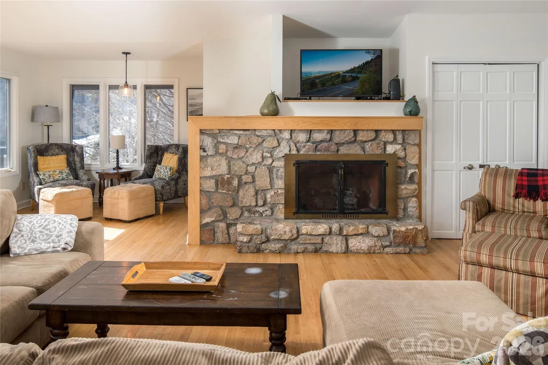 Photo of 1628 Skyland Drive