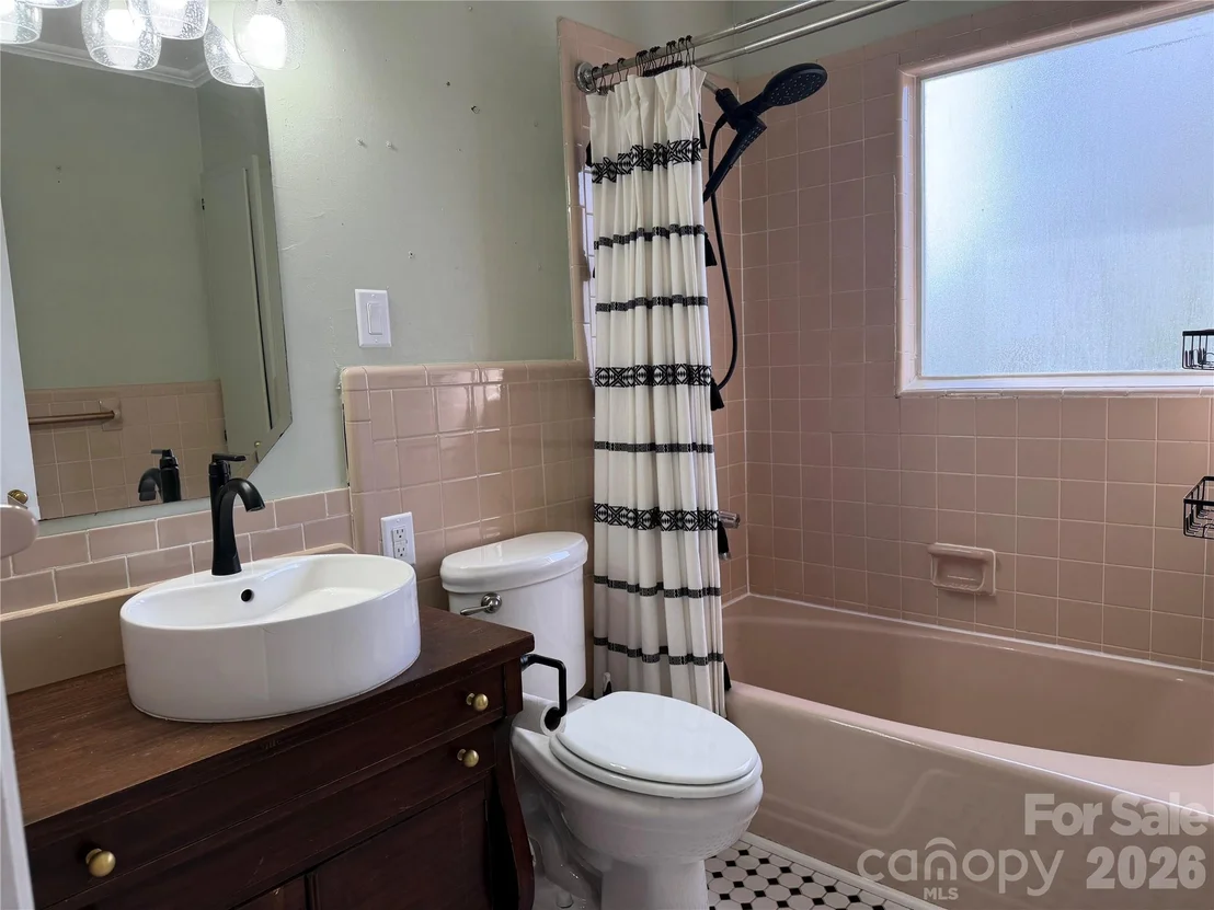 Photo of 1631 Maple Avenue