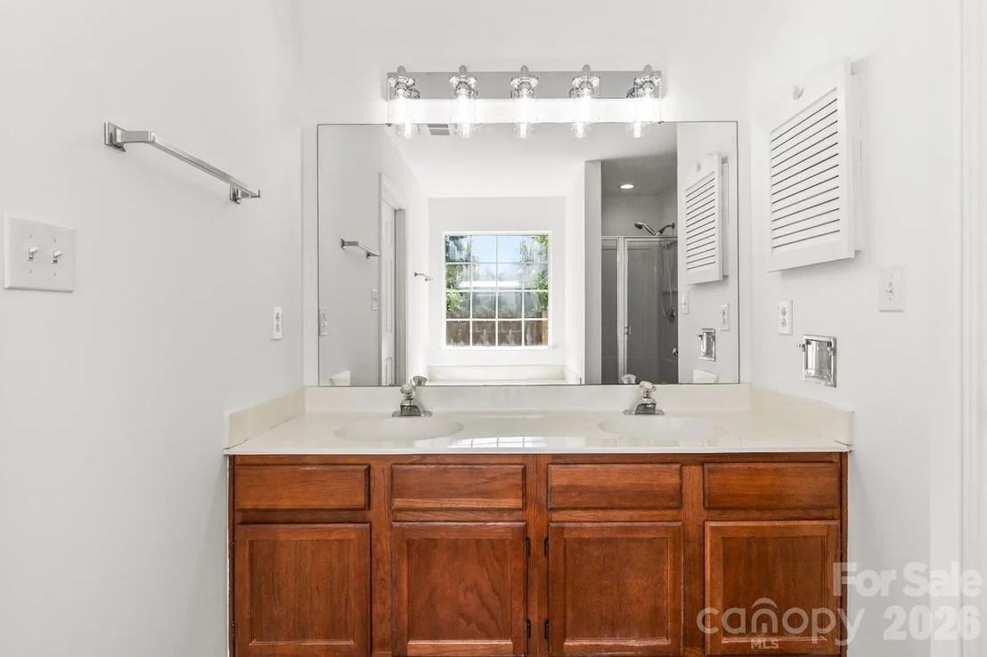 Photo of 739 Oakbluff Circle