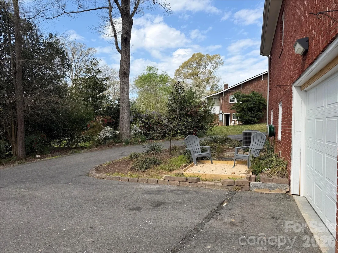 Photo of 1631 Maple Avenue