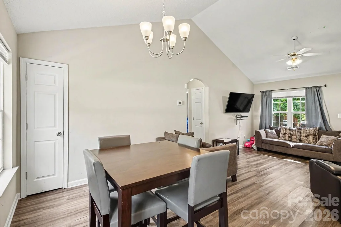Photo of 1240 Log Cabin Road