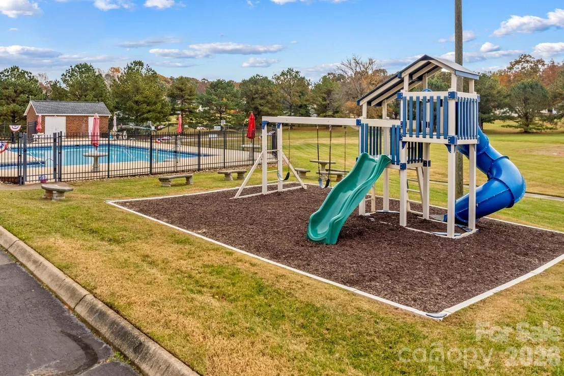 Photo of 596 Maple Ridge Circle