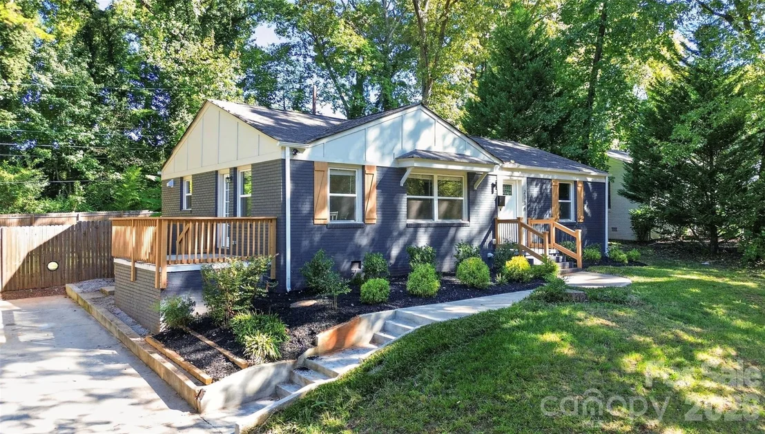 Photo of 2736 Royston Road