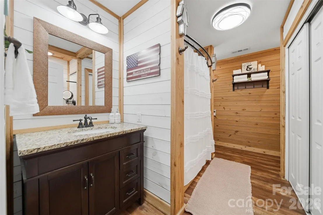 Photo of 2411 Robertson Lane