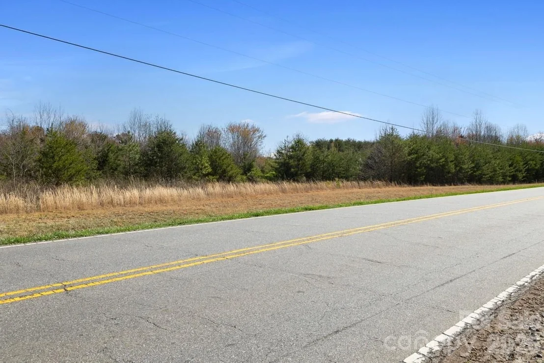 Photo of 879 E Memorial Highway