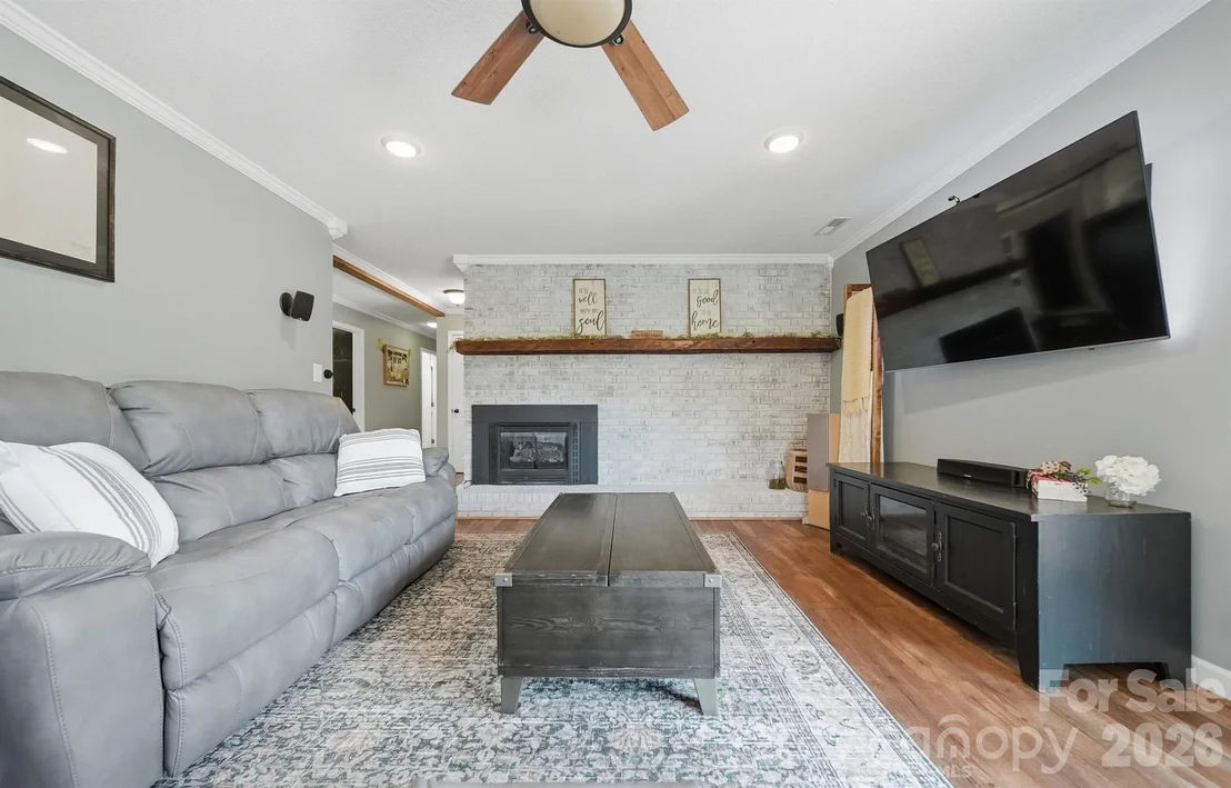 Photo of 2411 Robertson Lane