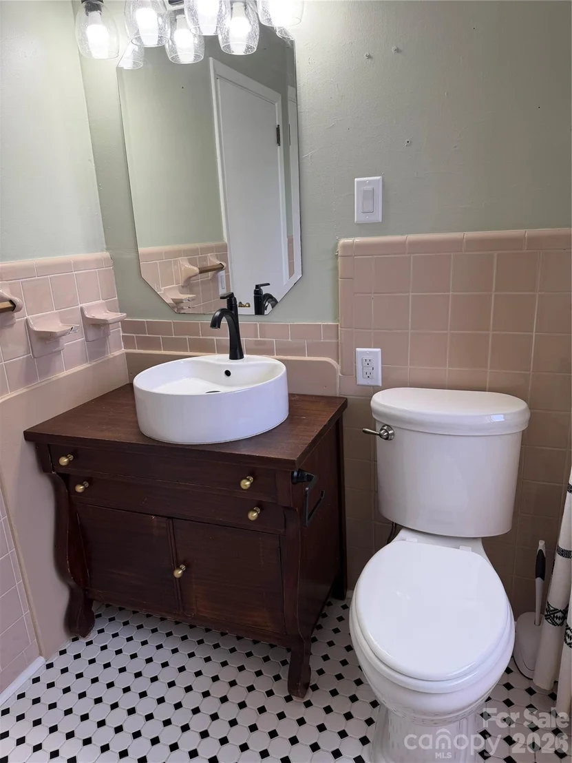 Photo of 1631 Maple Avenue