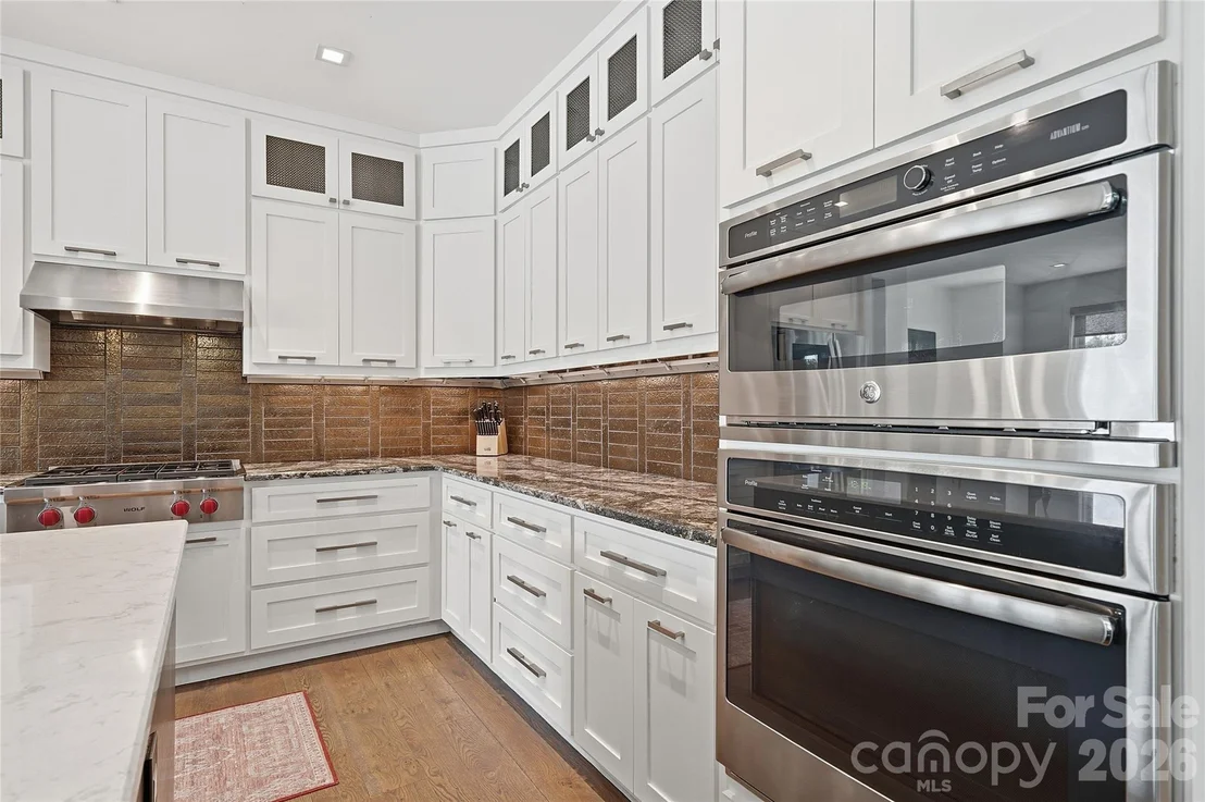 Photo of 984 Mapleton Lane