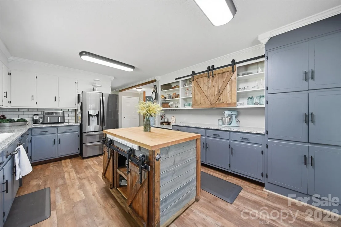 Photo of 2411 Robertson Lane