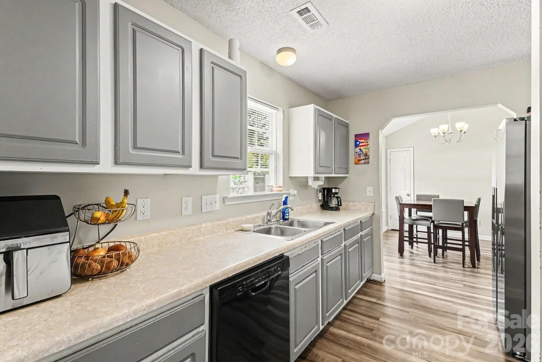 Photo of 1240 Log Cabin Road