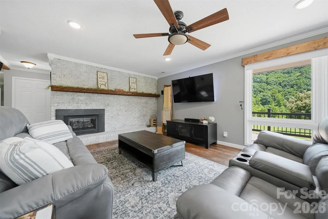 Photo of 2411 Robertson Lane
