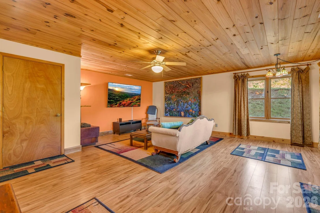 Photo of 525 Schoolhouse Ridge