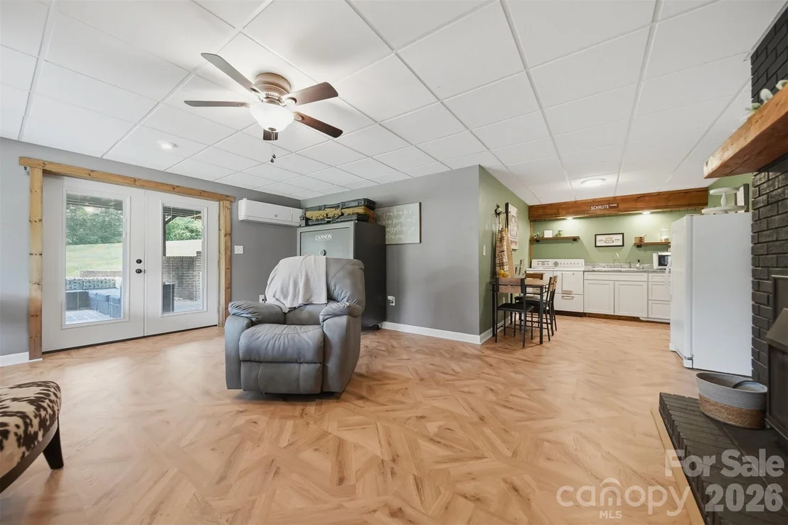Photo of 2411 Robertson Lane