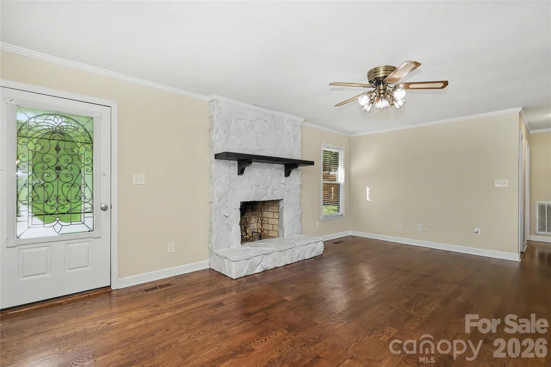 Photo of 3121 Lakeside Circle