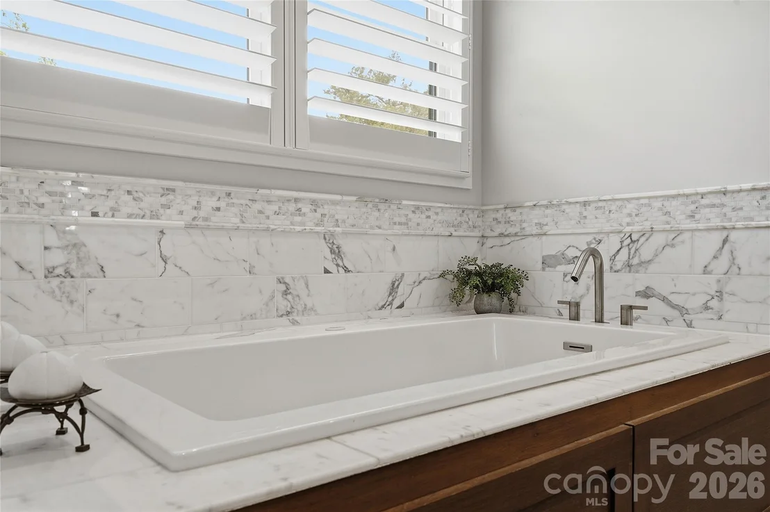 Photo of 984 Mapleton Lane