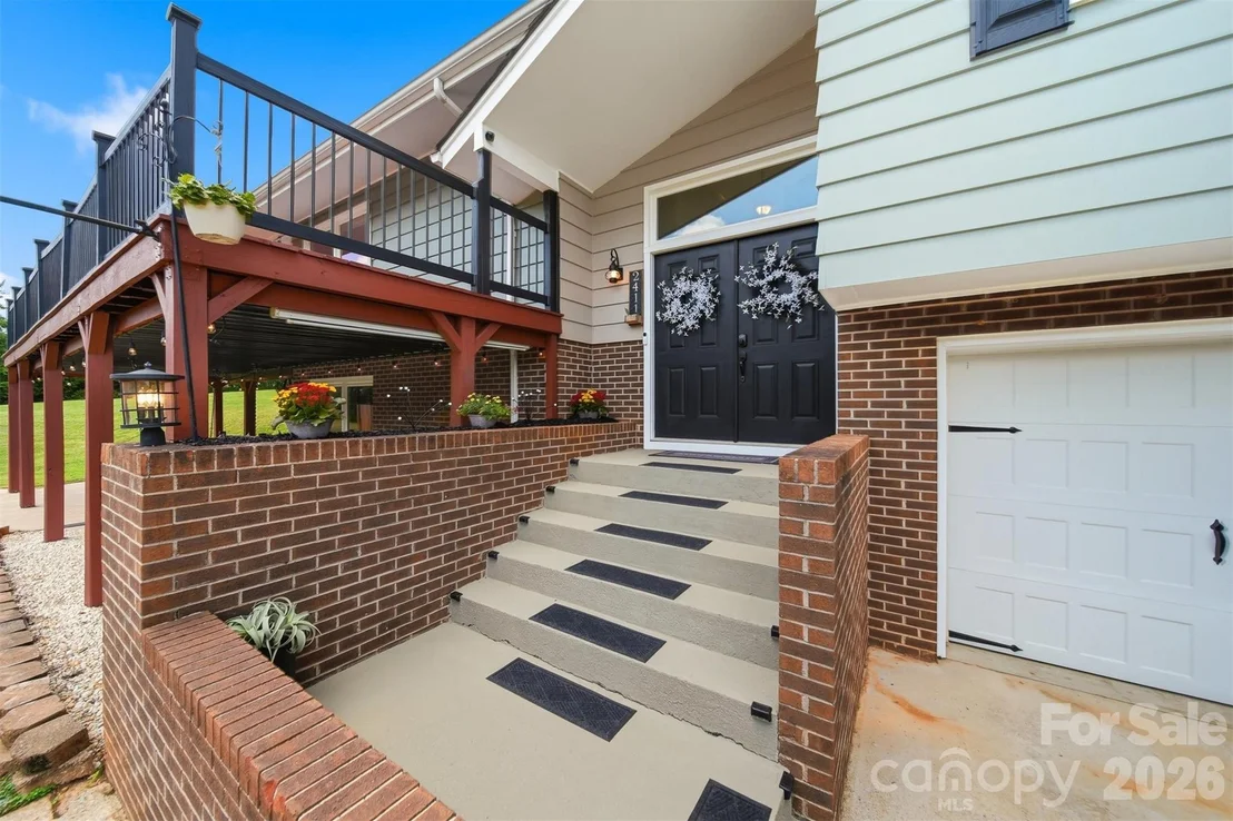 Photo of 2411 Robertson Lane