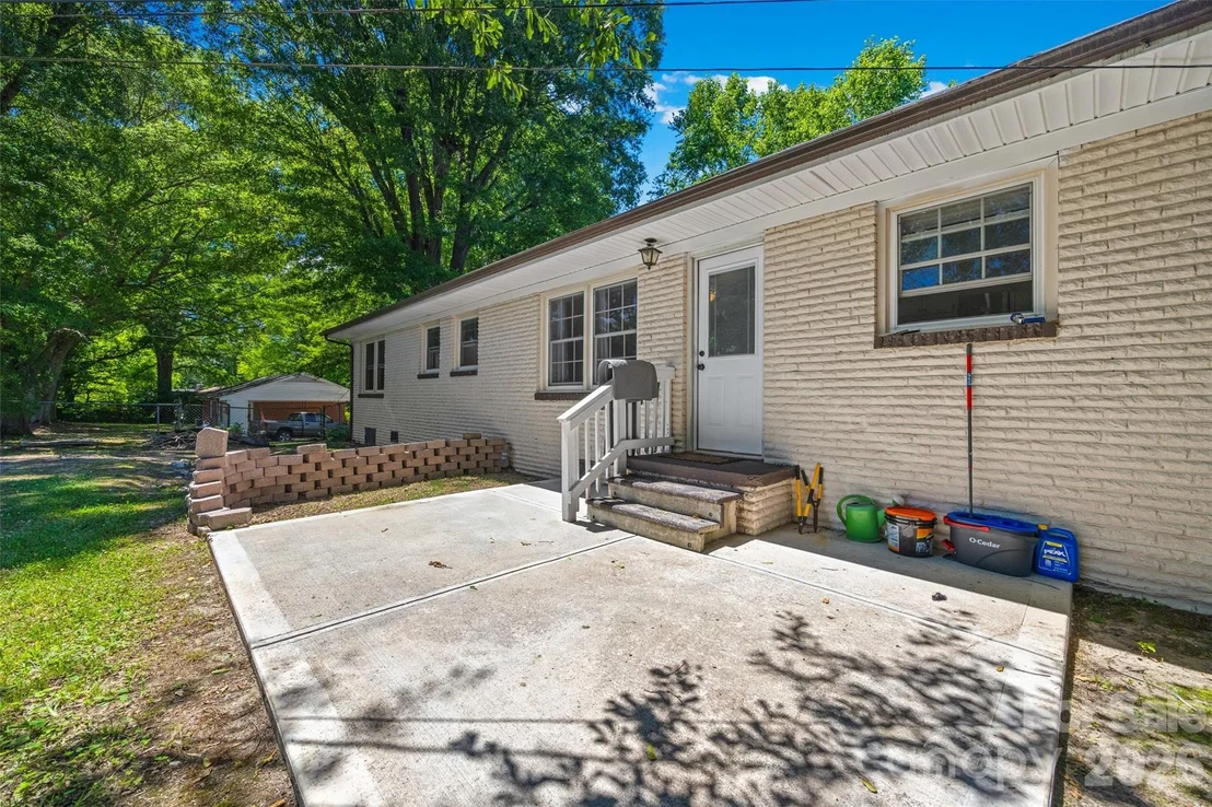 Photo of 2323 Hedgewood Circle
