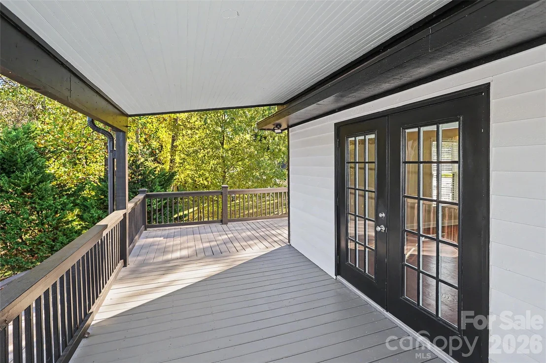 Photo of 3121 Lakeside Circle
