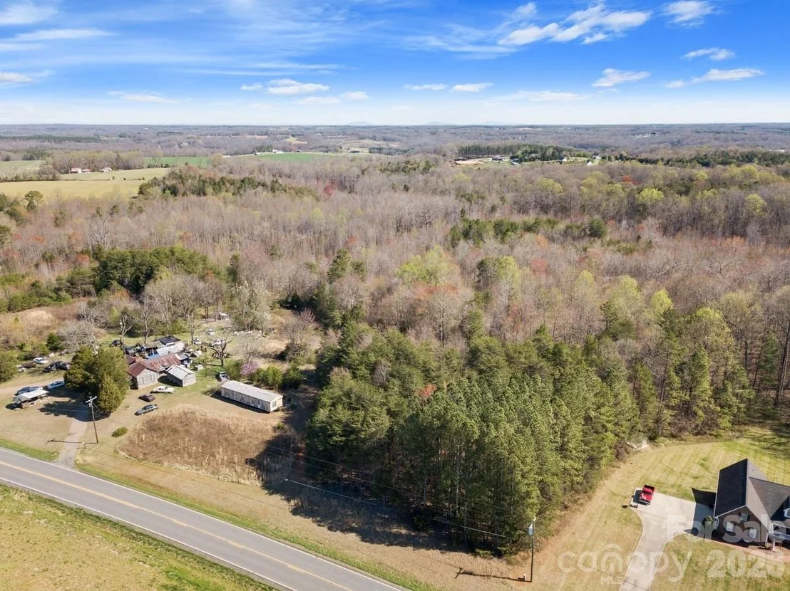 Photo of 879 E Memorial Highway