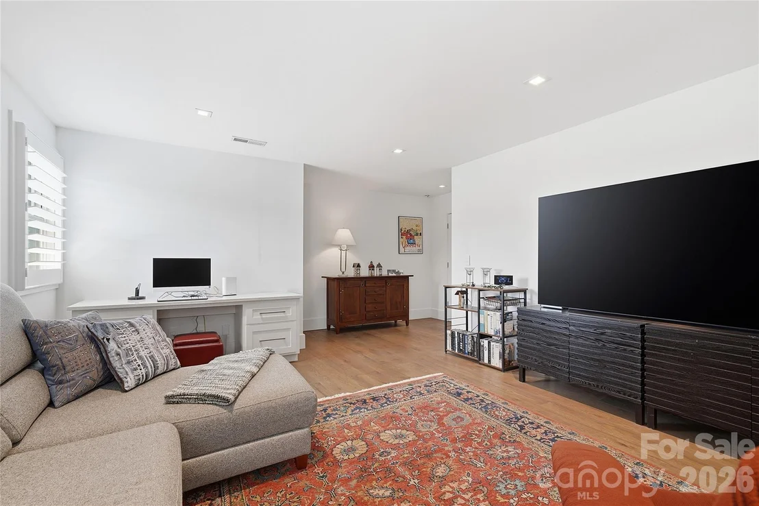 Photo of 984 Mapleton Lane