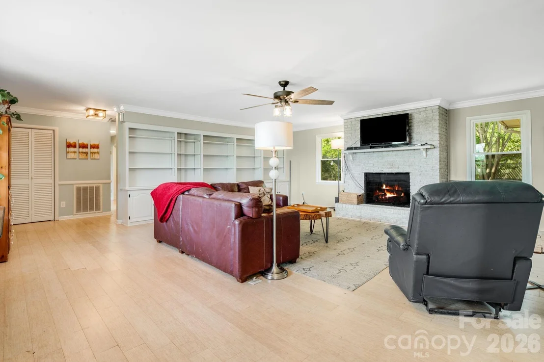 Photo of 1737 Whitesides Road