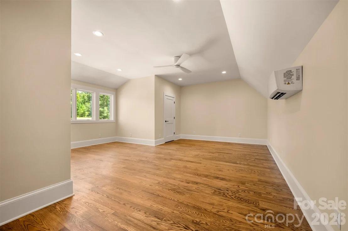 Photo of 978 Mapleton Lane