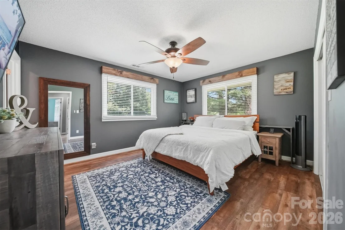 Photo of 2411 Robertson Lane