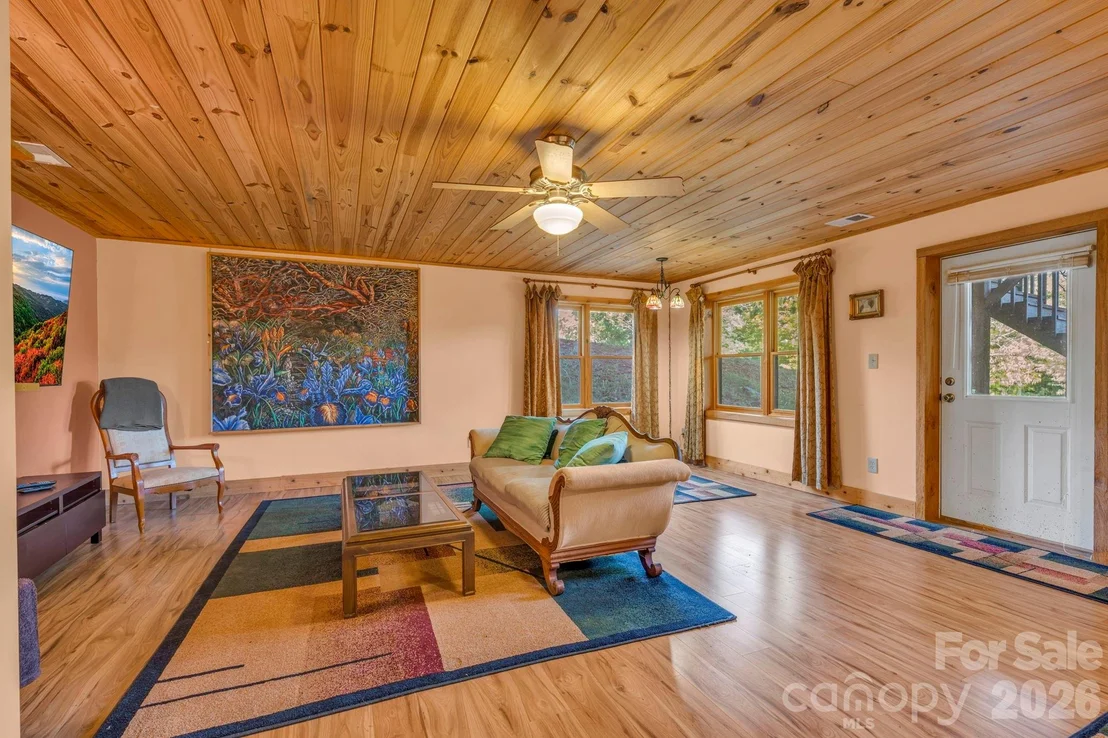 Photo of 525 Schoolhouse Ridge