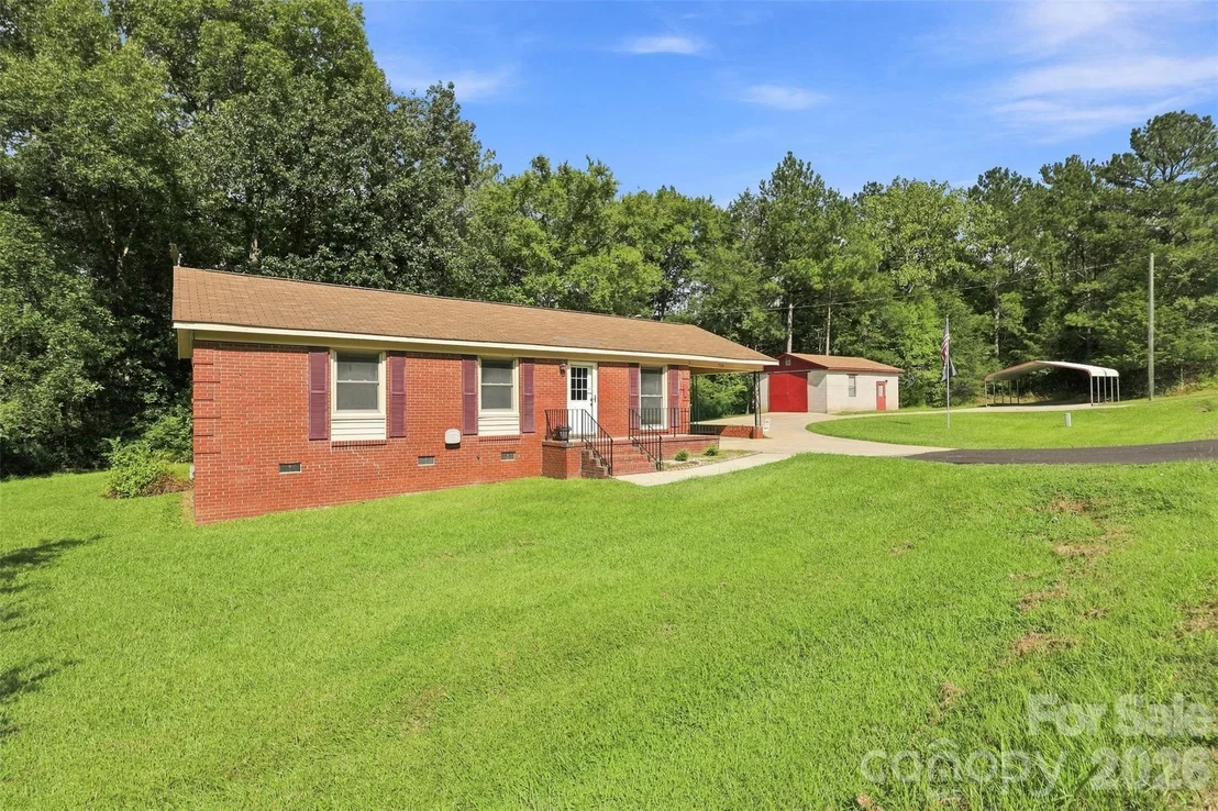 Photo of 728 Center Road