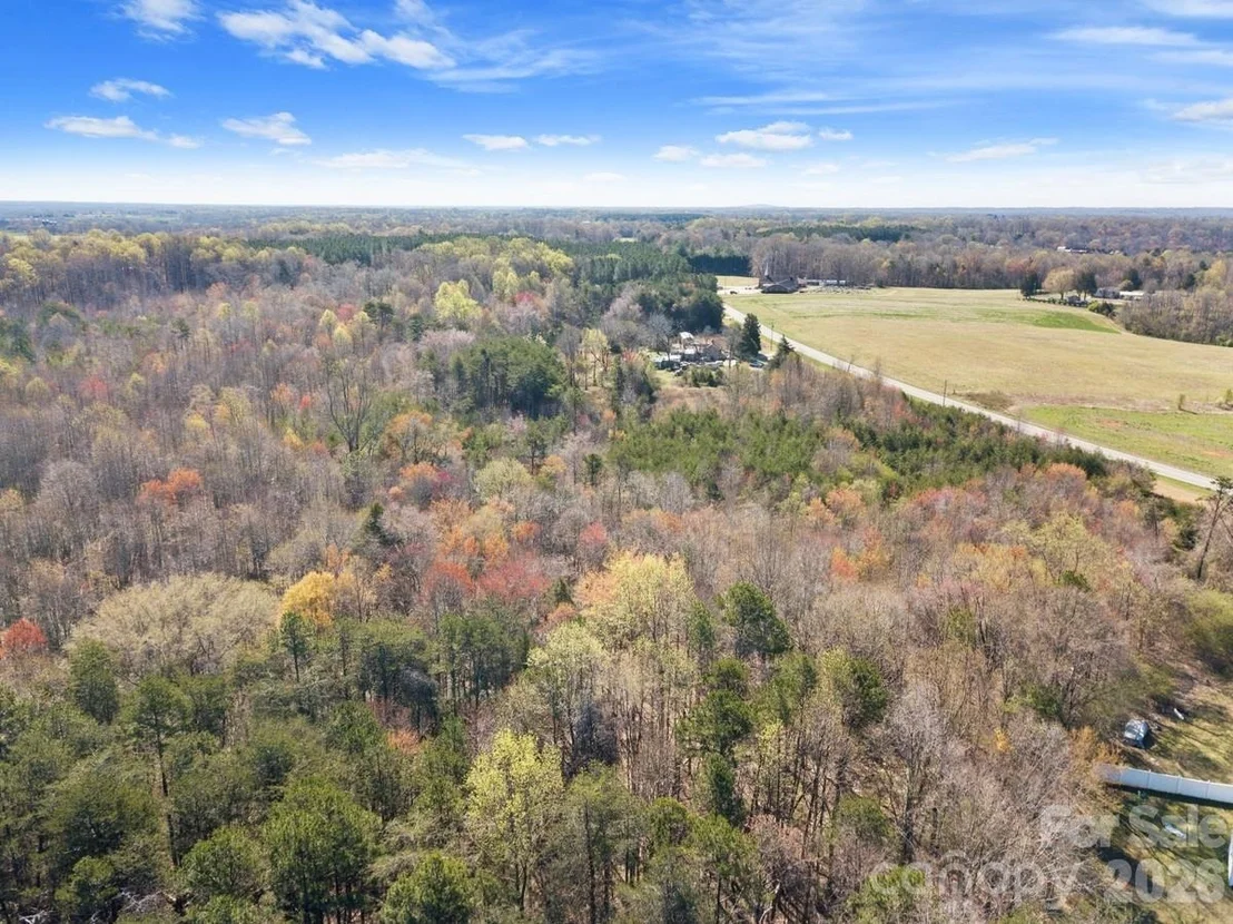 Photo of 879 E Memorial Highway