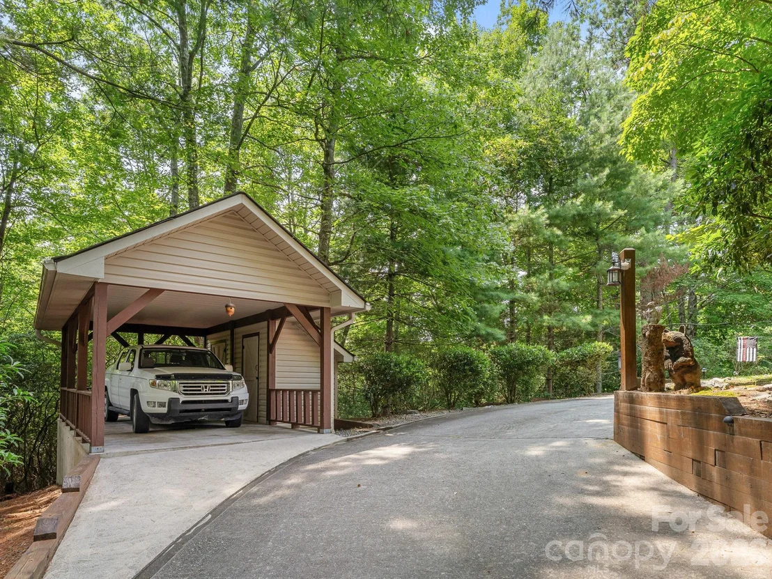 Photo of 620 Thunder Road