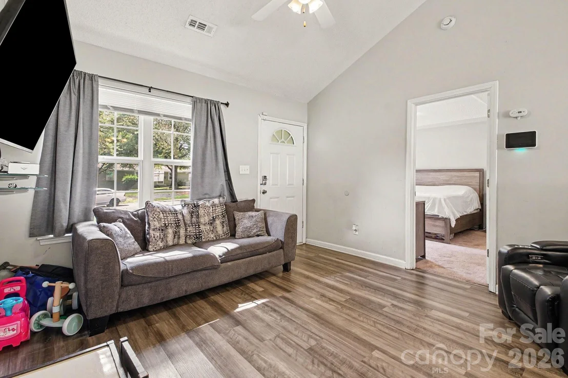 Photo of 1240 Log Cabin Road