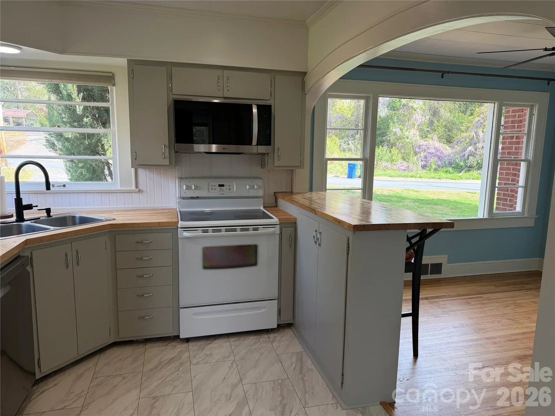 Photo of 1631 Maple Avenue