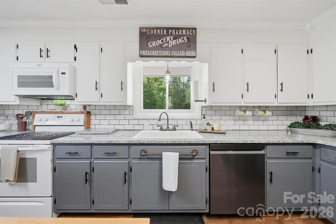 Photo of 2411 Robertson Lane