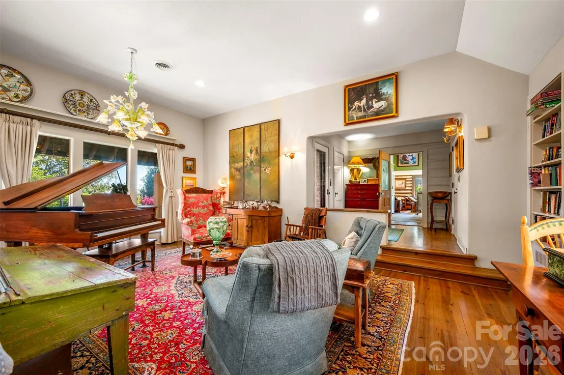 Photo of 936 Golden Road