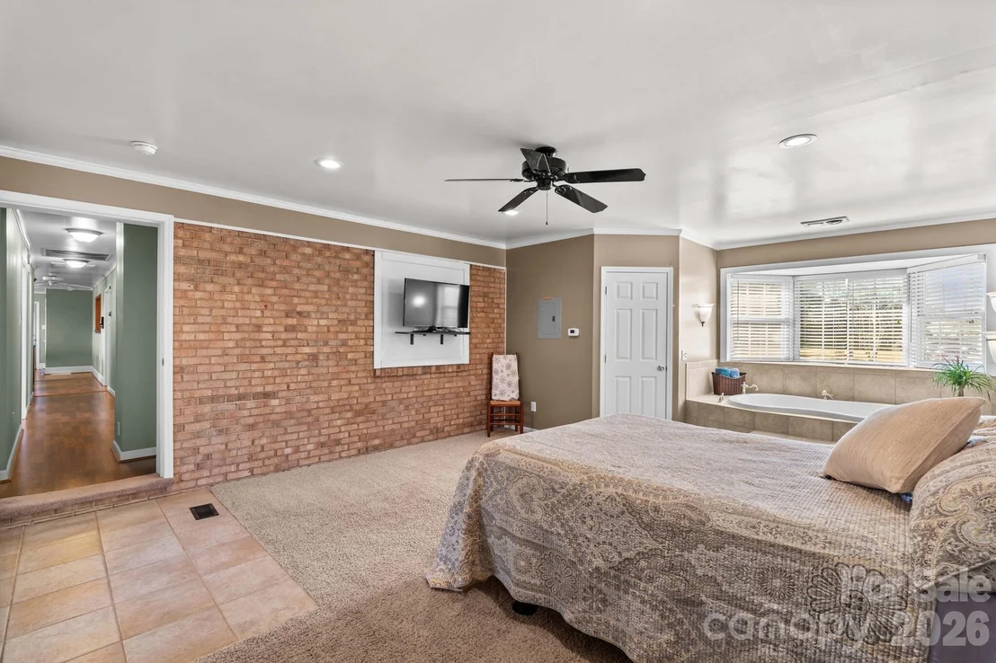 Photo of 5075 Lakeview Drive