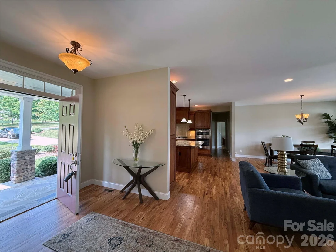 Photo of 490 Mapleton Lane