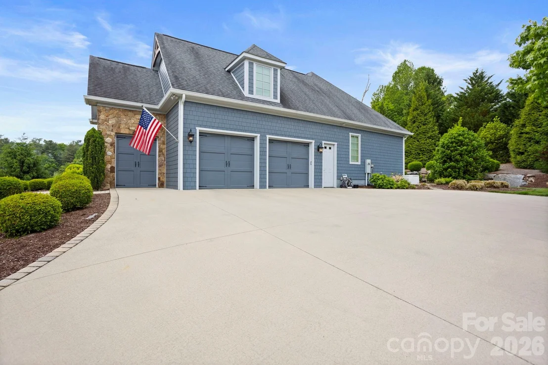 Photo of 390 Shipman Parkway